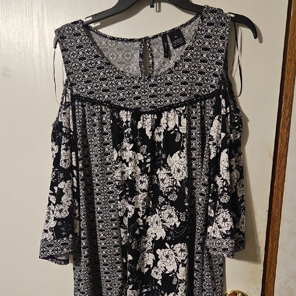 New Directions Black and White Floral Blouse